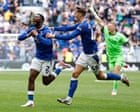Ainsley Maitland-Niles Scores Late Equalizer for Everton Against Manchester United