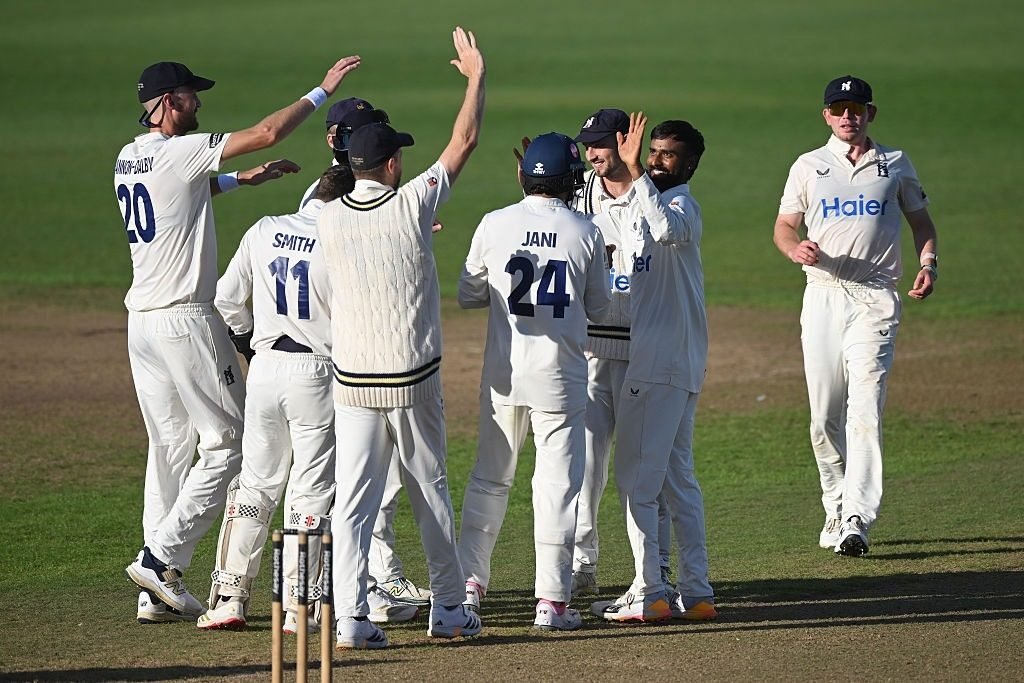 Manav Suthar's Five-Wicket Haul Propels Warwickshire Towards County Championship Glory