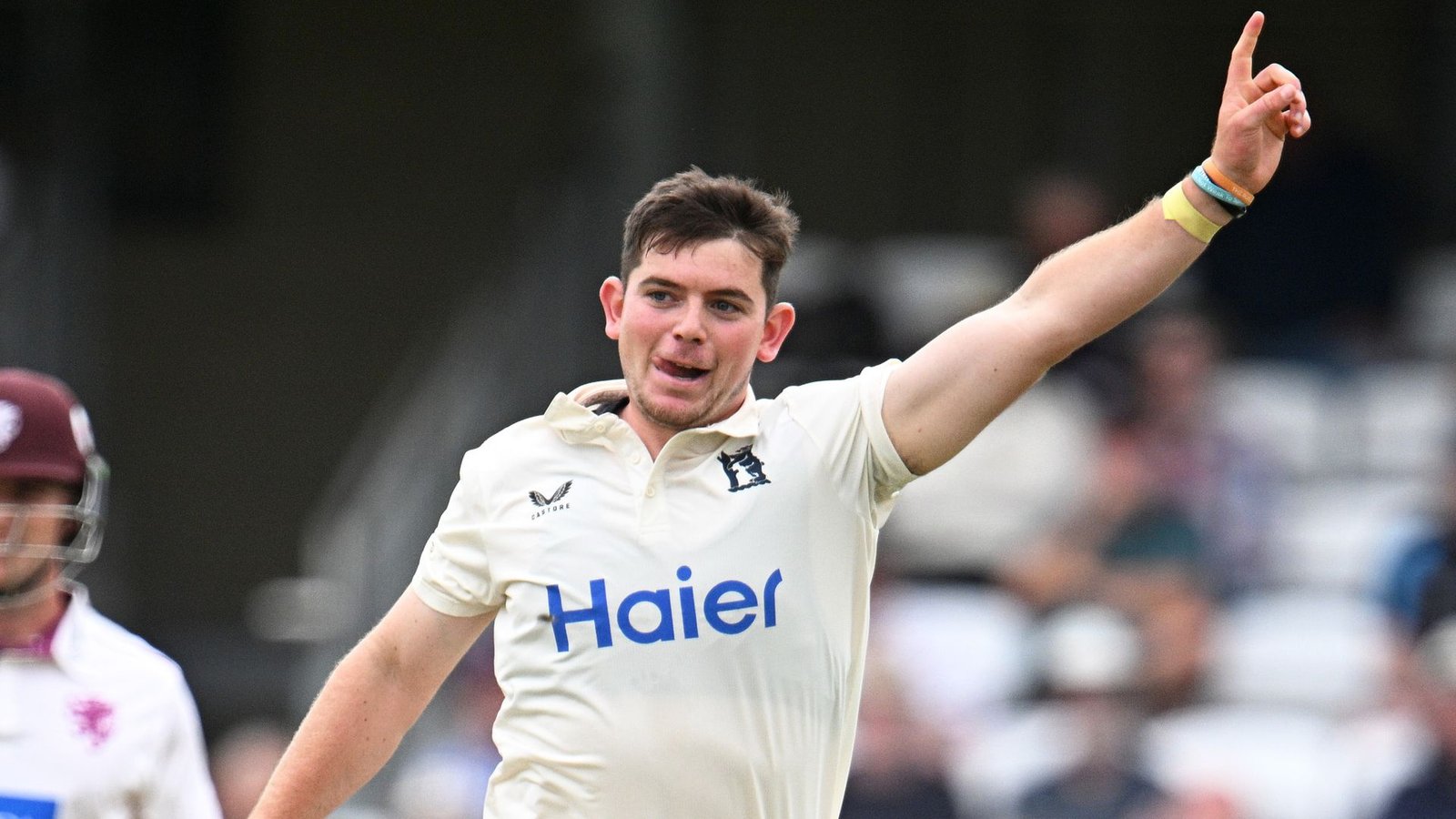 Warwickshire Strengthens Title Hopes with Dominant Win Over Glamorgan
